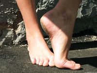Feet - Maria D - 2014-04-04 Slender girl in shorts