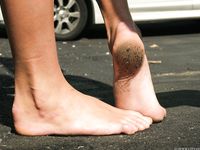 Feet - Maria D - 2014-04-04 Slender girl in shorts