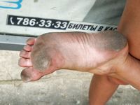 Feet - Maria D - 2014-04-04 Slender girl in shorts