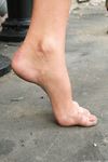 Feet - Maria D - 2014-04-04 Slender girl in shorts