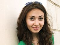 Feet - Maria D - 2014-04-04 Slender girl in shorts