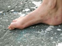 Feet - Maria D - 2014-04-04 Slender girl in shorts