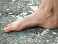 Feet - Maria D - 2014-04-04 Slender girl in shorts