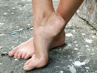 Feet - Maria D - 2014-04-04 Slender girl in shorts