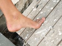 Feet - Maria D - 2014-04-04 Slender girl in shorts