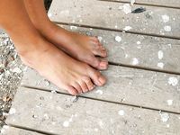 Feet - Maria D - 2014-04-04 Slender girl in shorts