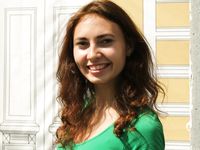 Feet - Maria D - 2014-04-04 Slender girl in shorts