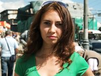 Feet - Maria D - 2014-04-04 Slender girl in shorts