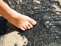 Feet - Maria D - 2014-04-04 Slender girl in shorts