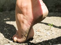 Feet - Maria D - 2014-04-04 Slender girl in shorts