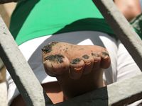 Feet - Maria D - 2014-04-04 Slender girl in shorts