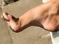 Feet - Maria D - 2014-04-04 Slender girl in shorts