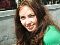 Feet - Maria D - 2014-04-04 Slender girl in shorts