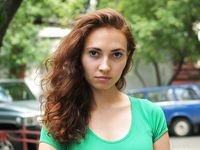 Feet - Maria D - 2014-04-04 Slender girl in shorts