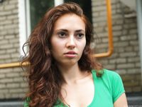 Feet - Maria D - 2014-04-04 Slender girl in shorts