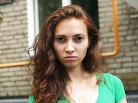 Feet - Maria D - 2014-04-04 Slender girl in shorts