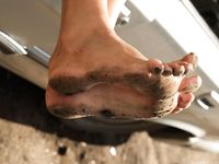 Feet - Maria D - 2014-04-04 Slender girl in shorts