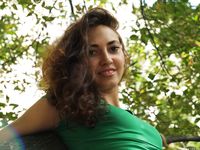 Feet - Maria D - 2014-04-04 Slender girl in shorts