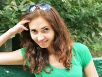 Feet - Maria D - 2014-04-04 Slender girl in shorts