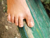 Feet - Maria D - 2014-04-04 Slender girl in shorts