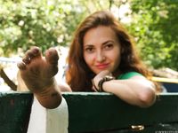 Feet - Maria D - 2014-04-04 Slender girl in shorts