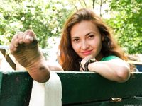 Feet - Maria D - 2014-04-04 Slender girl in shorts