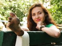 Feet - Maria D - 2014-04-04 Slender girl in shorts