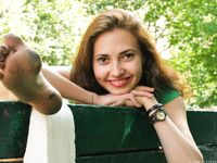 Feet - Maria D - 2014-04-04 Slender girl in shorts