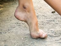 Feet - Maria D - 2014-04-04 Slender girl in shorts