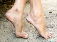 Feet - Maria D - 2014-04-04 Slender girl in shorts