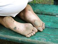 Feet - Maria D - 2014-04-04 Slender girl in shorts