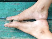 Feet - Maria D - 2014-04-04 Slender girl in shorts