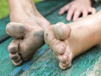 Feet - Maria D - 2014-04-04 Slender girl in shorts