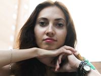 Feet - Maria D - 2014-04-04 Slender girl in shorts