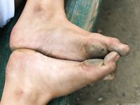 Feet - Maria D - 2014-04-04 Slender girl in shorts