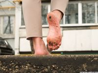 Feet - Maria E - 2014-10-27 Good weather for walking barefoot
