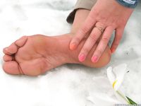 Feet - Maria E - 2014-10-27 Good weather for walking barefoot