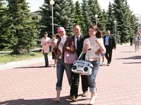 Feet - Marisha + Galya - 2007-07-31 Barefoot trips to Russian towns. Tcheboksary