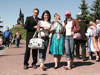 Feet - Marisha + Galya - 2007-07-31 Barefoot trips to Russian towns. Tcheboksary