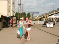 Feet - Marisha + Ksusha - 2007-06-01 Barefoot trips to Russian towns. Serpukhov