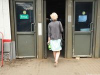 Feet - Milana - 2016-05-27 Barefoot shopping day