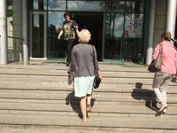 Feet - Milana - 2016-05-27 Barefoot shopping day