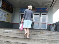 Feet - Milana - 2016-05-27 Barefoot shopping day