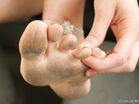 Feet - Nadya - 2006-09-20 Barefoot auto-lady