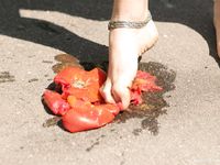 Feet - Nadya - 2006-09-20 Barefoot auto-lady