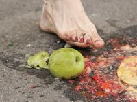 Feet - Nadya - 2006-09-20 Barefoot auto-lady