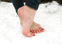Feet - Natalia A - 2016-10-25 Barefoot on the snow