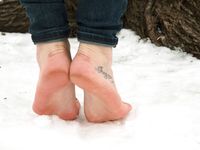Feet - Natalia A - 2016-10-25 Barefoot on the snow