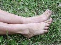 Feet - Natasha - 2004-01-04 Barefoot on the gravel