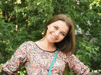 Feet - Natasha H - 2016-11-03 A joyful barefoot beauty